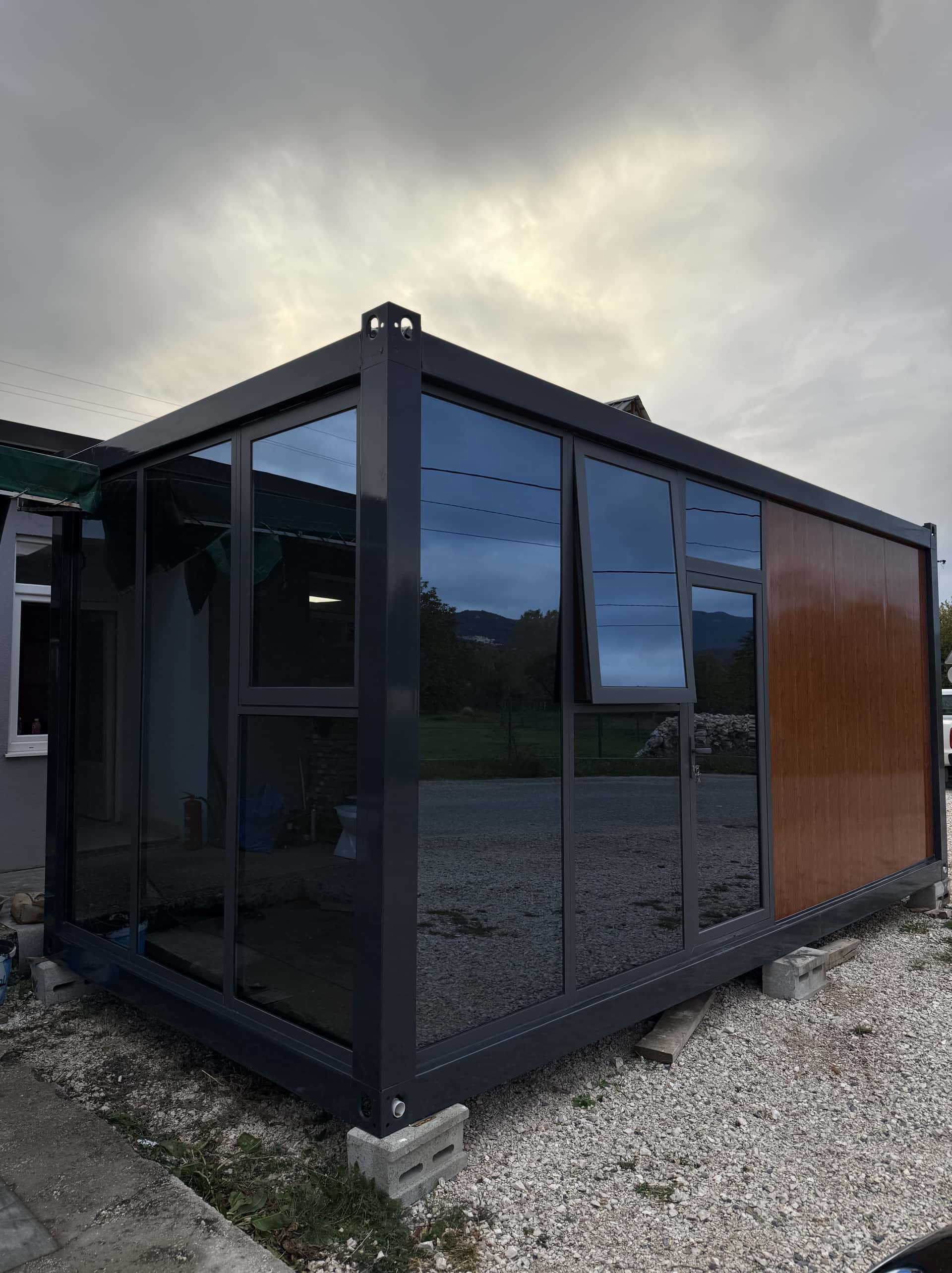 Lux kontejner- Wood – modularni kontejner 6 × 3 × 2.8 m, fotografija 1